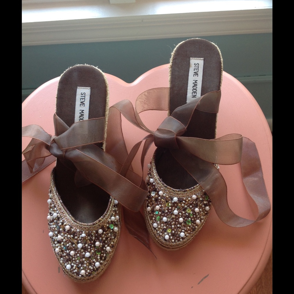 Embellished Wedge Shoes (3.5")